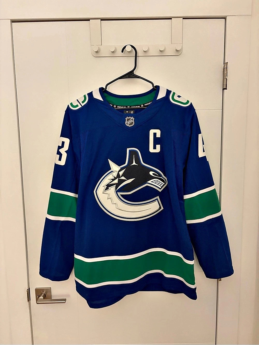 Vancouver Canucks - NHL Fanatics Jersey - Hughes #43